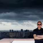 Javier Maculet fusiona canción de autor y electrónica en “No Te Vas a Derrengar”